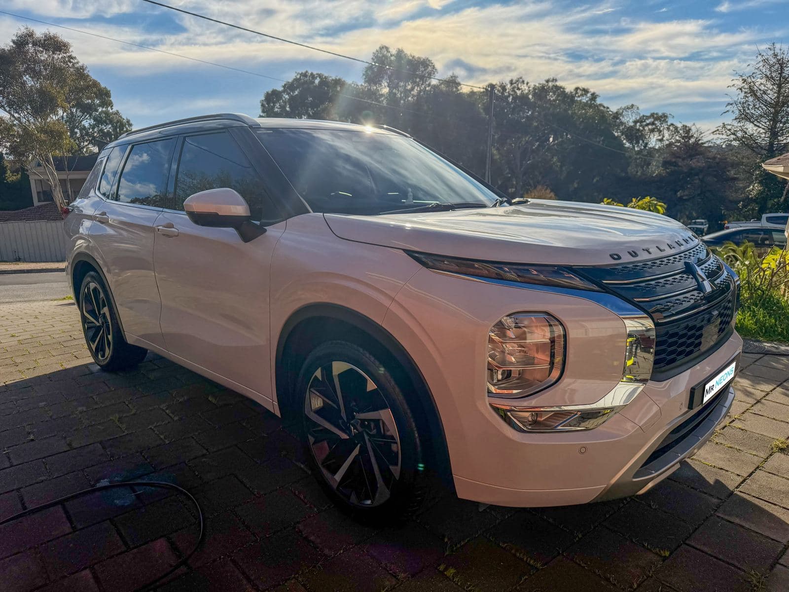 Mitsubishi Outlander, front three-quarter view after detail