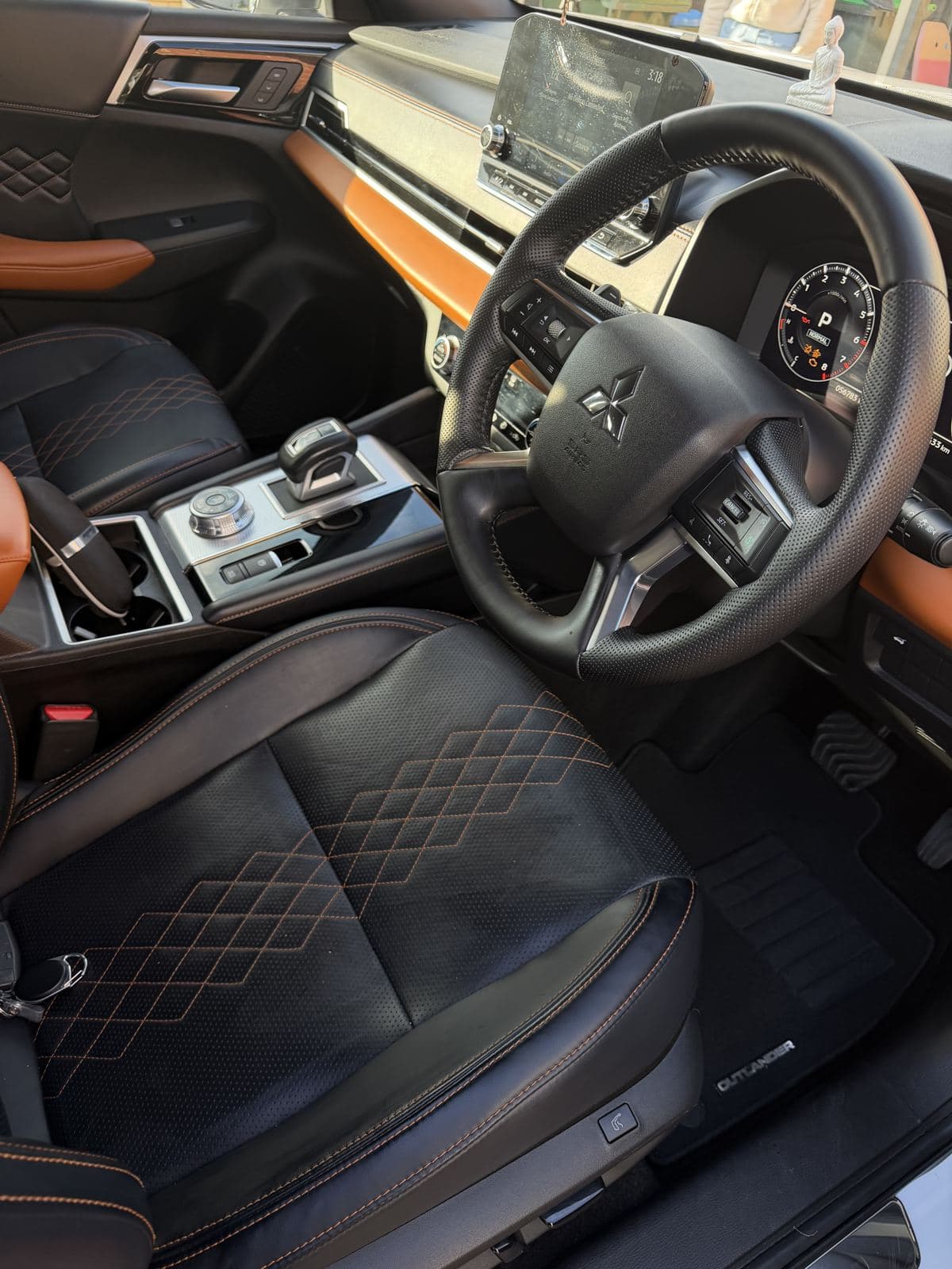 Outlander dash and leather after interior detail