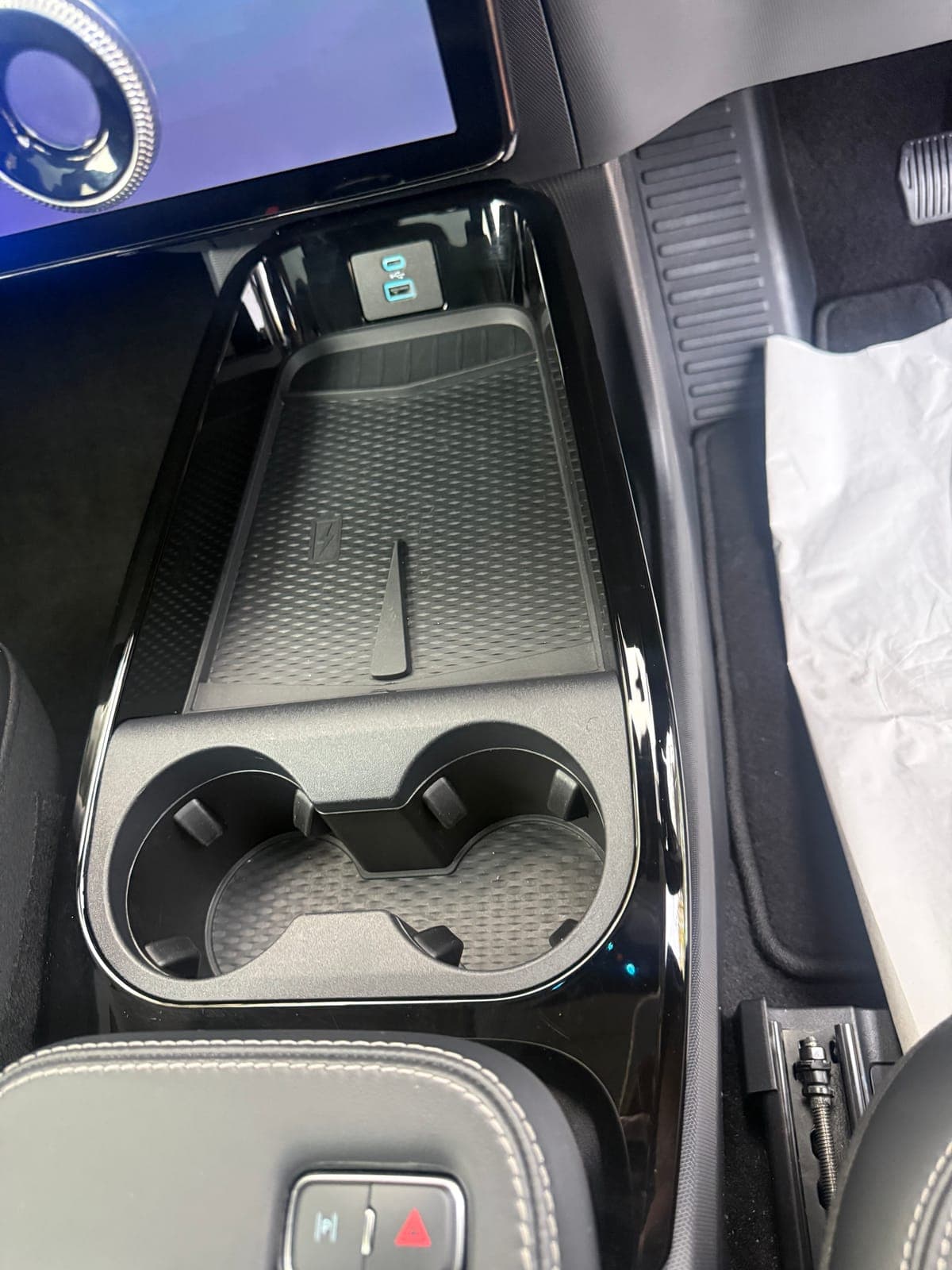 After: Mach-E centre console and cupholders spotless